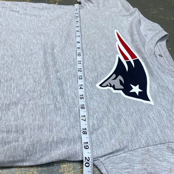 New England Patriots Logo Retro Vintage Shirt Medium Champions NFL Football - Picture 5 of 7